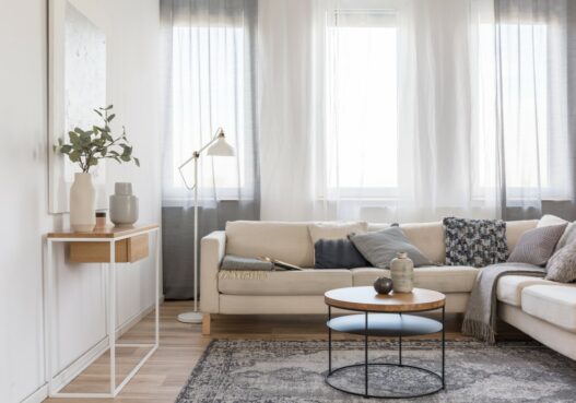 Sofabord med hylde i moderne stue